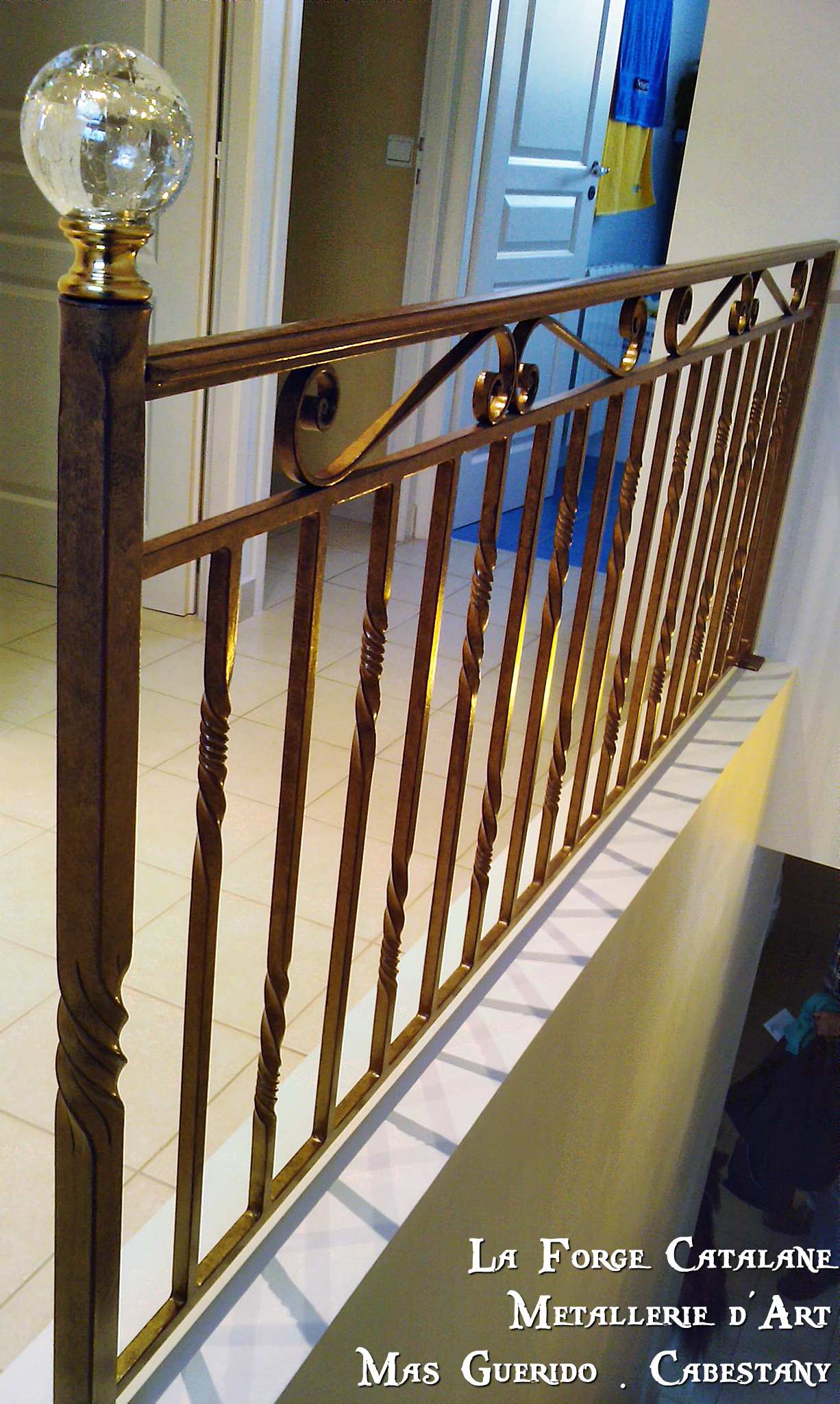 Garde corps forge barreaux torsade poteau avec boule frise volutes forge catalane 2.jpg